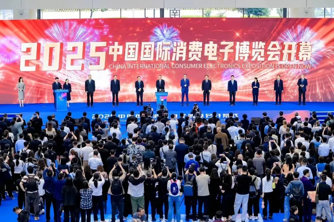 智聯(lián)萬(wàn)物 AI賦未來(lái)丨文達(dá)通股份攜“問(wèn)道機(jī)器人”系列產(chǎn)品亮相2025中國(guó)國(guó)際消費(fèi)電子博覽會(huì)